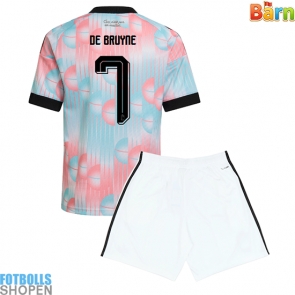 Billiga Belgien Kevin De Bruyne #7 Bortatröja Barn VM 2026 Kortärmad (+ Korta byxor)